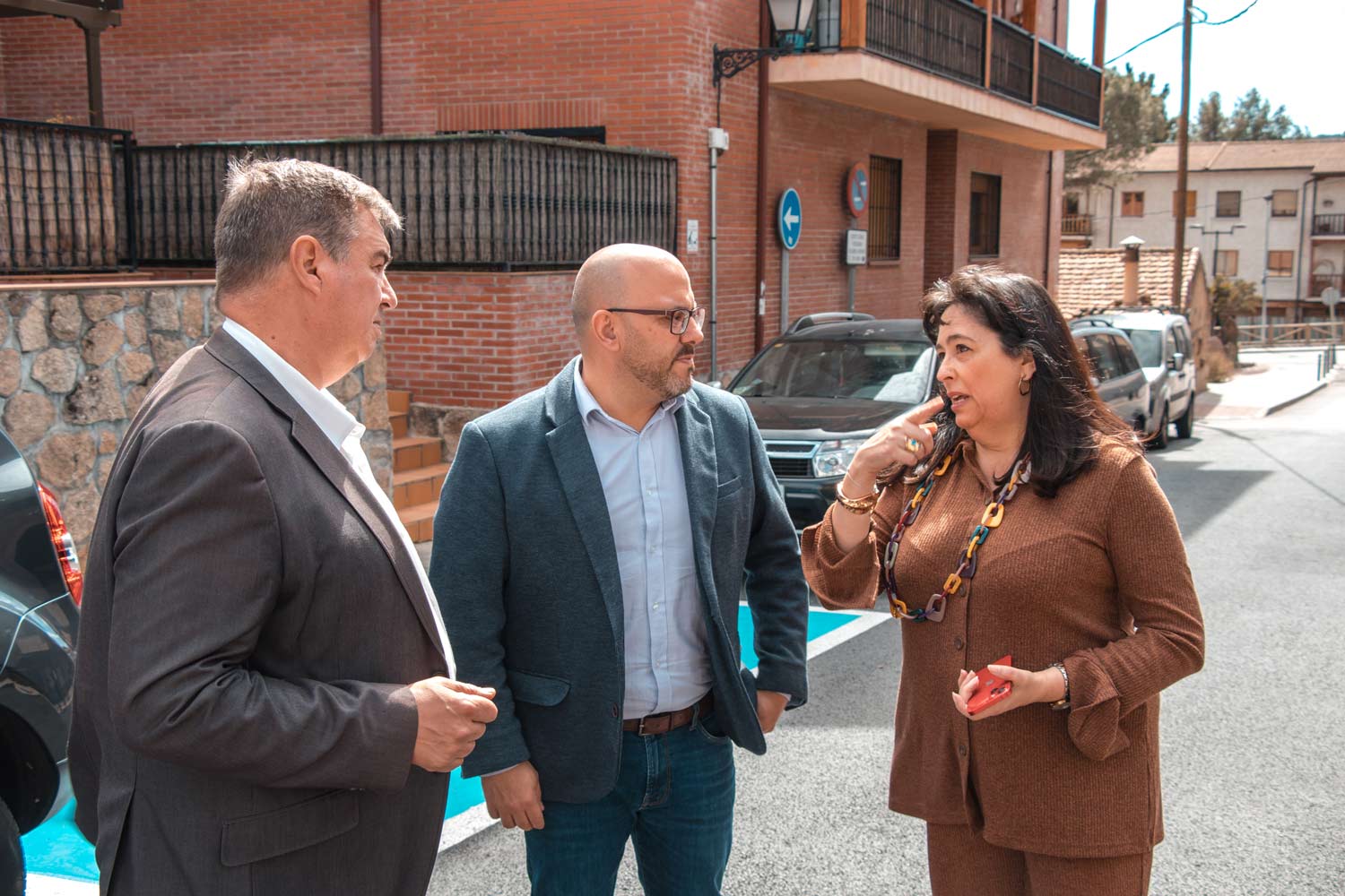 El viceconsejero de Administración Local y Digitalización de la CAM visita los trabajos de asfaltado llevados a cabo por el Ayuntamiento de Manzanares El Real