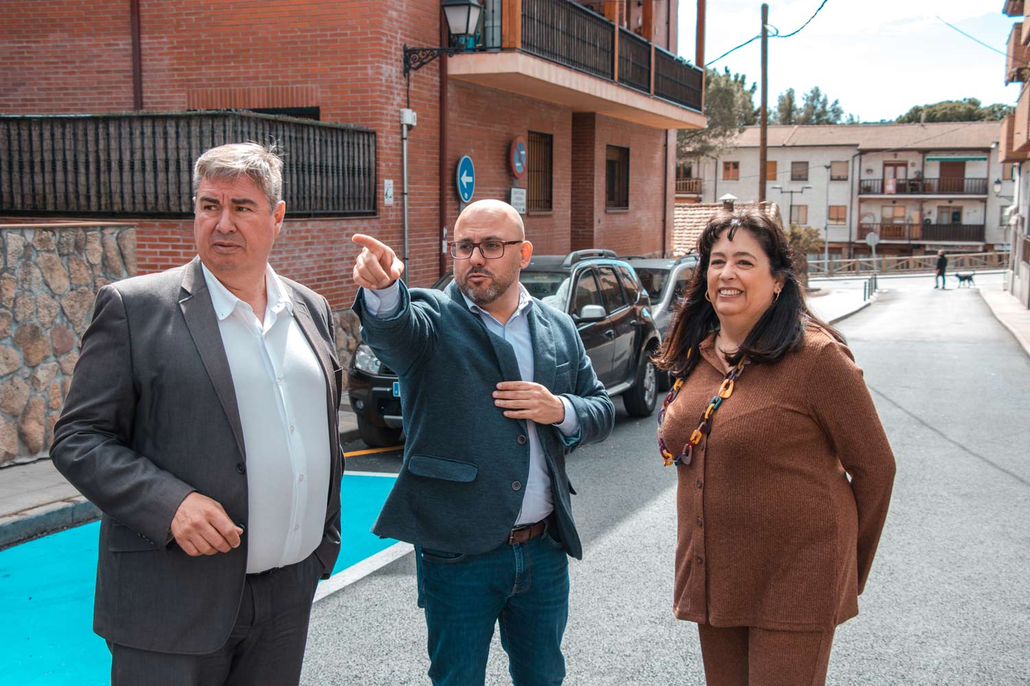 El viceconsejero de Administración Local y Digitalización de la CAM visita los trabajos de asfaltado llevados a cabo por el Ayuntamiento de Manzanares El Real