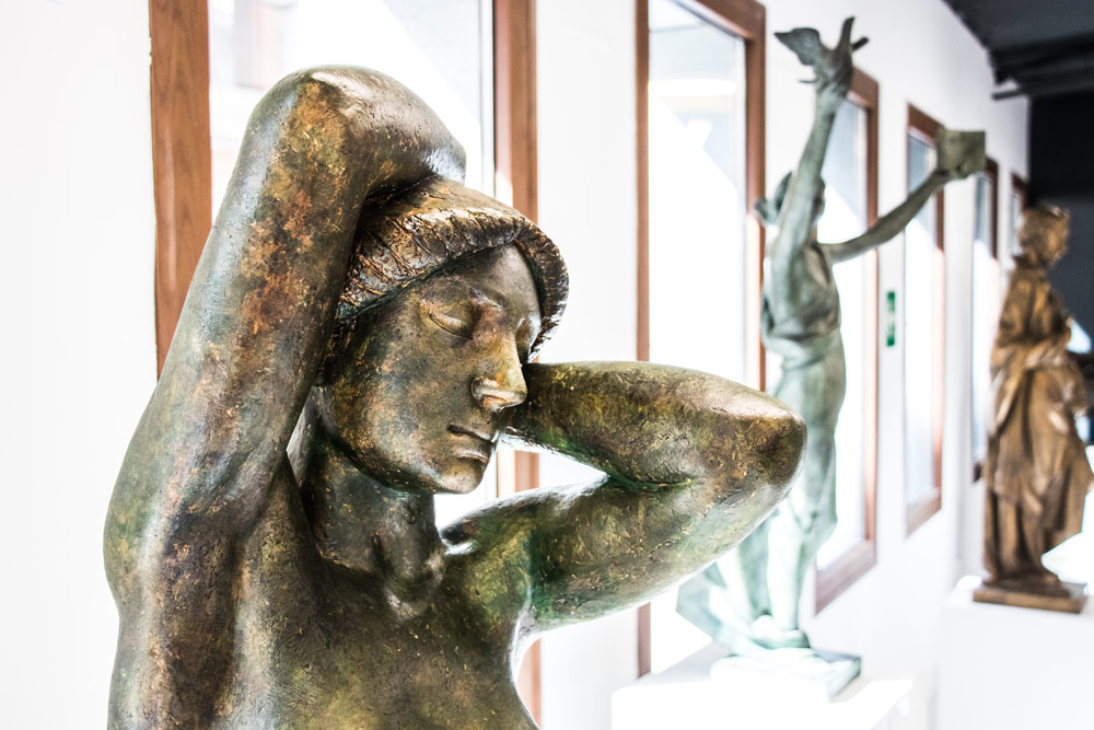 Exposición del escultor Fernando Cruz Solís, en la biblioteca municipal 'Concha Méndez'.