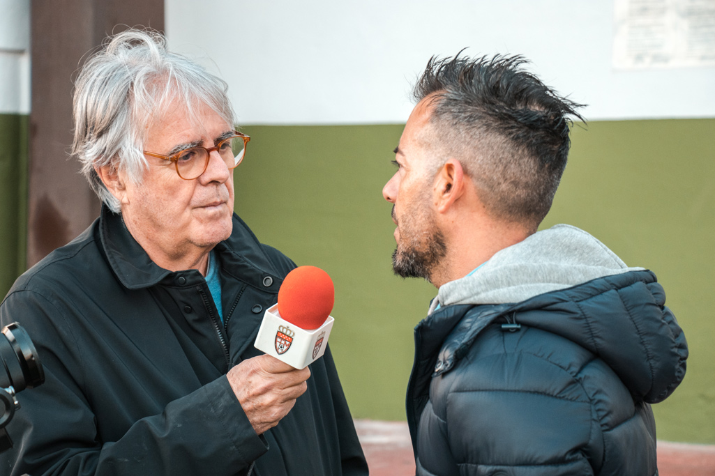 El periodista Siro López entrevistando a Mario García Picado