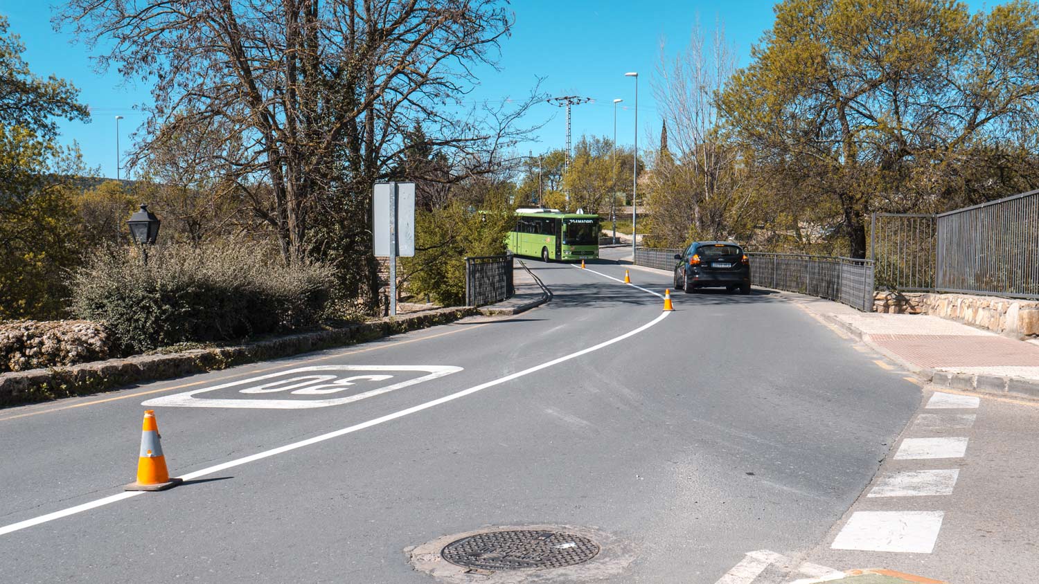 Manzanares El Real refuerza la seguridad vial en zonas escolares con señalización renovada