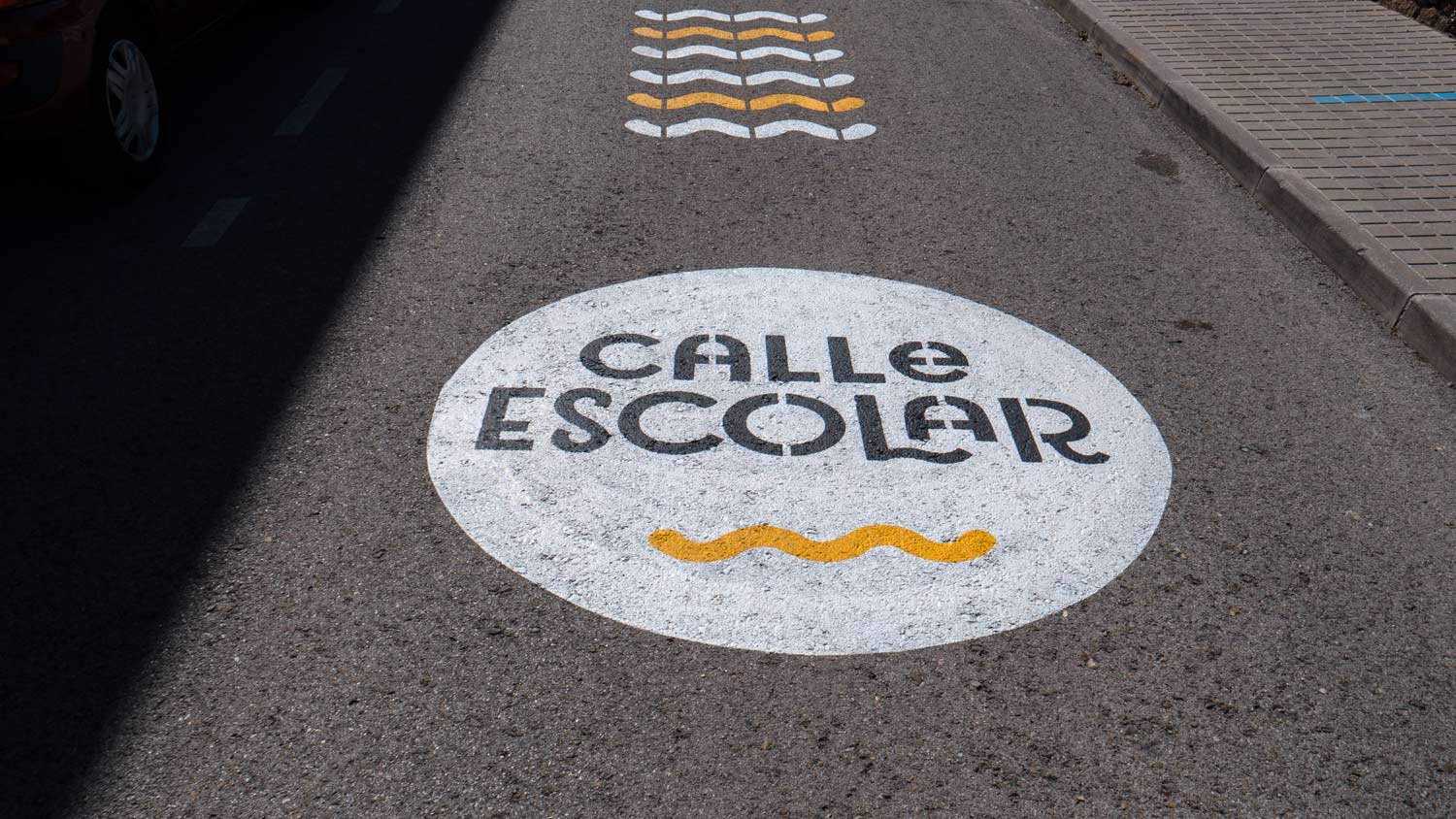 Manzanares El Real refuerza la seguridad vial en zonas escolares con señalización renovada